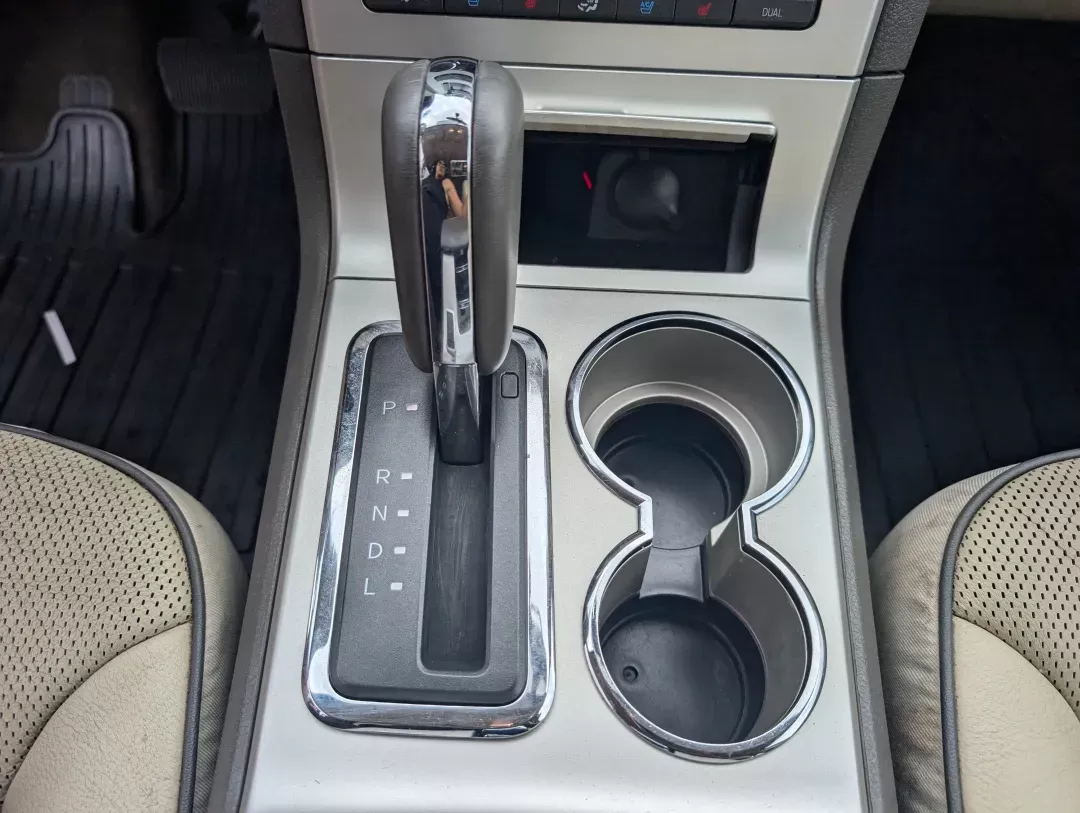 2010 Lincoln MKX (2LMDJ6JC4AB) with an Gas V6 3.5L/213 engine, 6-Speed w/OD Automatic transmission, located at 3959 U.S. 80 W, Phenix City, AL, 36870, (334) 297-4885, 32.469296, -85.135185 - 2010 Lincoln MKX - Photo#12