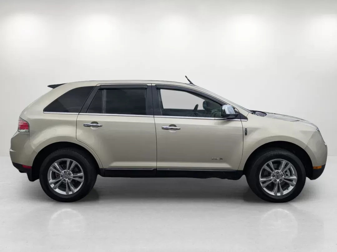 2010 Lincoln MKX (2LMDJ6JC4AB) with an Gas V6 3.5L/213 engine, 6-Speed w/OD Automatic transmission, located at 3959 U.S. 80 W, Phenix City, AL, 36870, (334) 297-4885, 32.469296, -85.135185 - 2010 Lincoln MKX - Photo#4