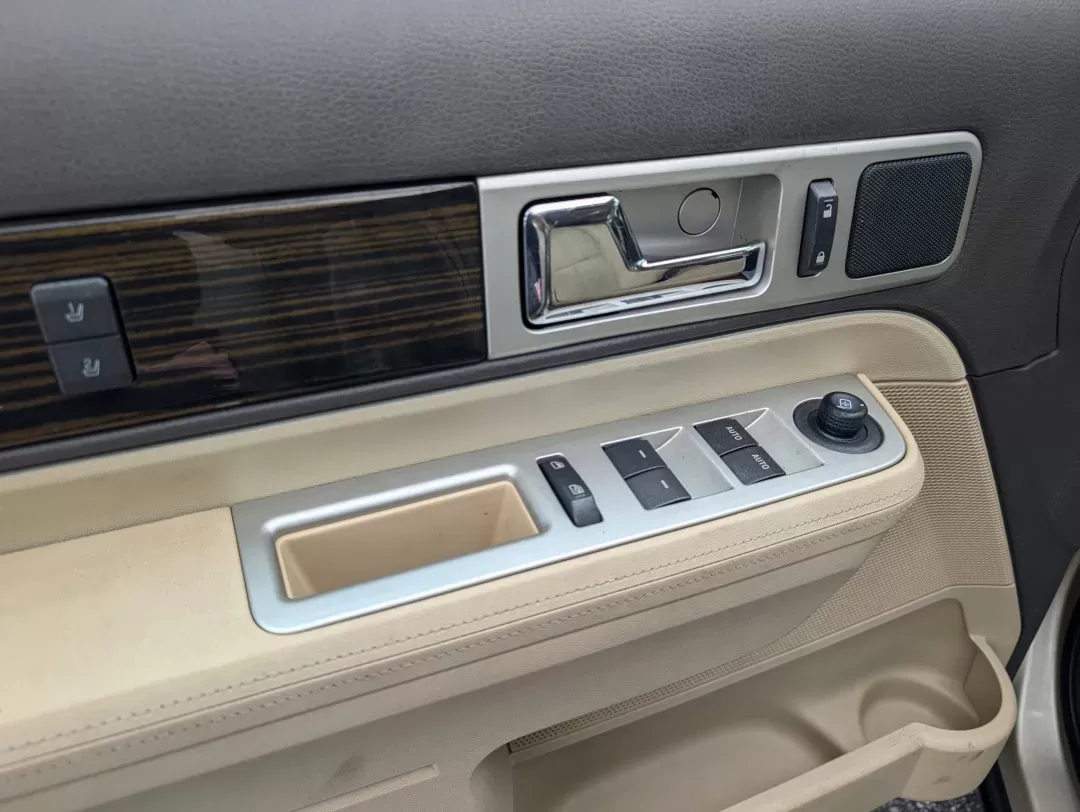 2010 Lincoln MKX (2LMDJ6JC4AB) with an Gas V6 3.5L/213 engine, 6-Speed w/OD Automatic transmission, located at 3959 U.S. 80 W, Phenix City, AL, 36870, (334) 297-4885, 32.469296, -85.135185 - 2010 Lincoln MKX - Photo#9