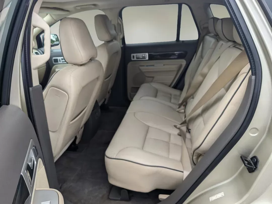 2010 Lincoln MKX (2LMDJ6JC4AB) with an Gas V6 3.5L/213 engine, 6-Speed w/OD Automatic transmission, located at 3959 U.S. 80 W, Phenix City, AL, 36870, (334) 297-4885, 32.469296, -85.135185 - 2010 Lincoln MKX - Photo#11