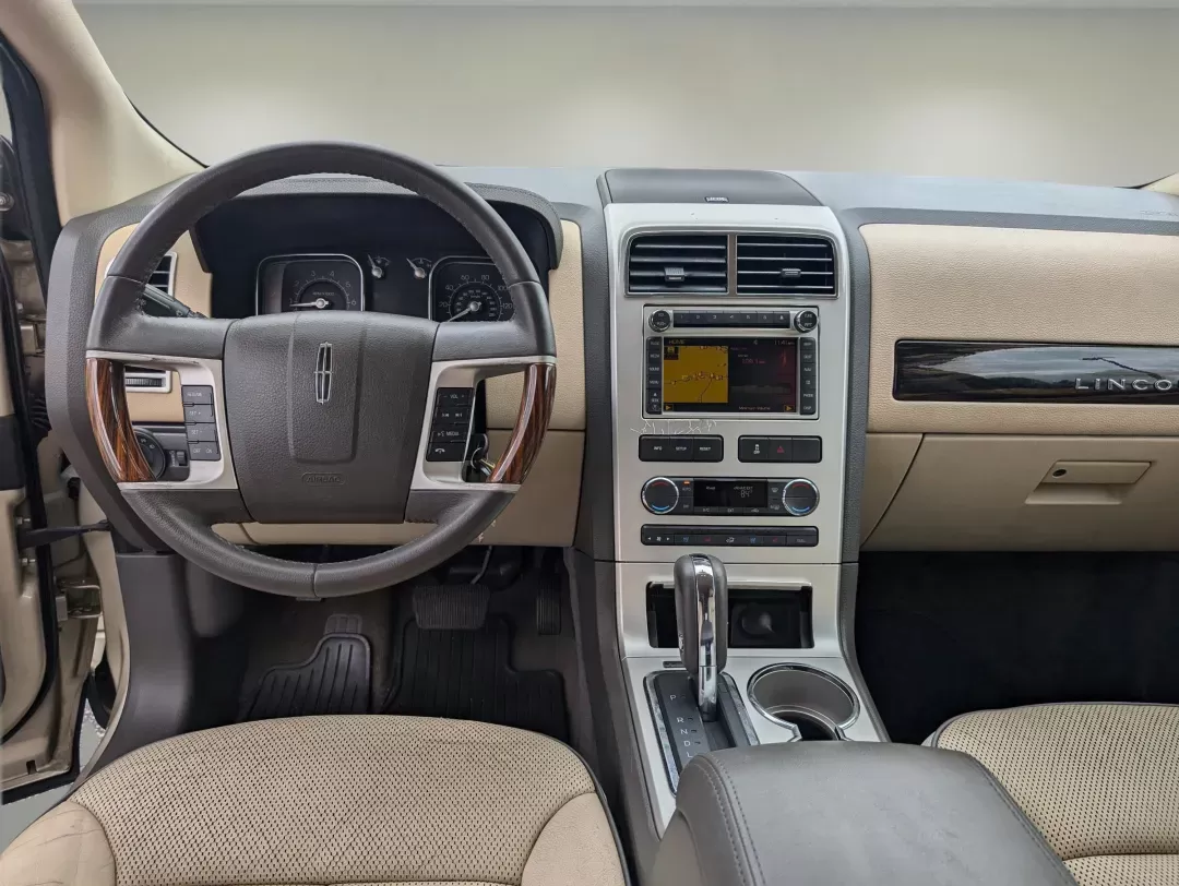 2010 Lincoln MKX (2LMDJ6JC4AB) with an Gas V6 3.5L/213 engine, 6-Speed w/OD Automatic transmission, located at 3959 U.S. 80 W, Phenix City, AL, 36870, (334) 297-4885, 32.469296, -85.135185 - 2010 Lincoln MKX - Photo#12