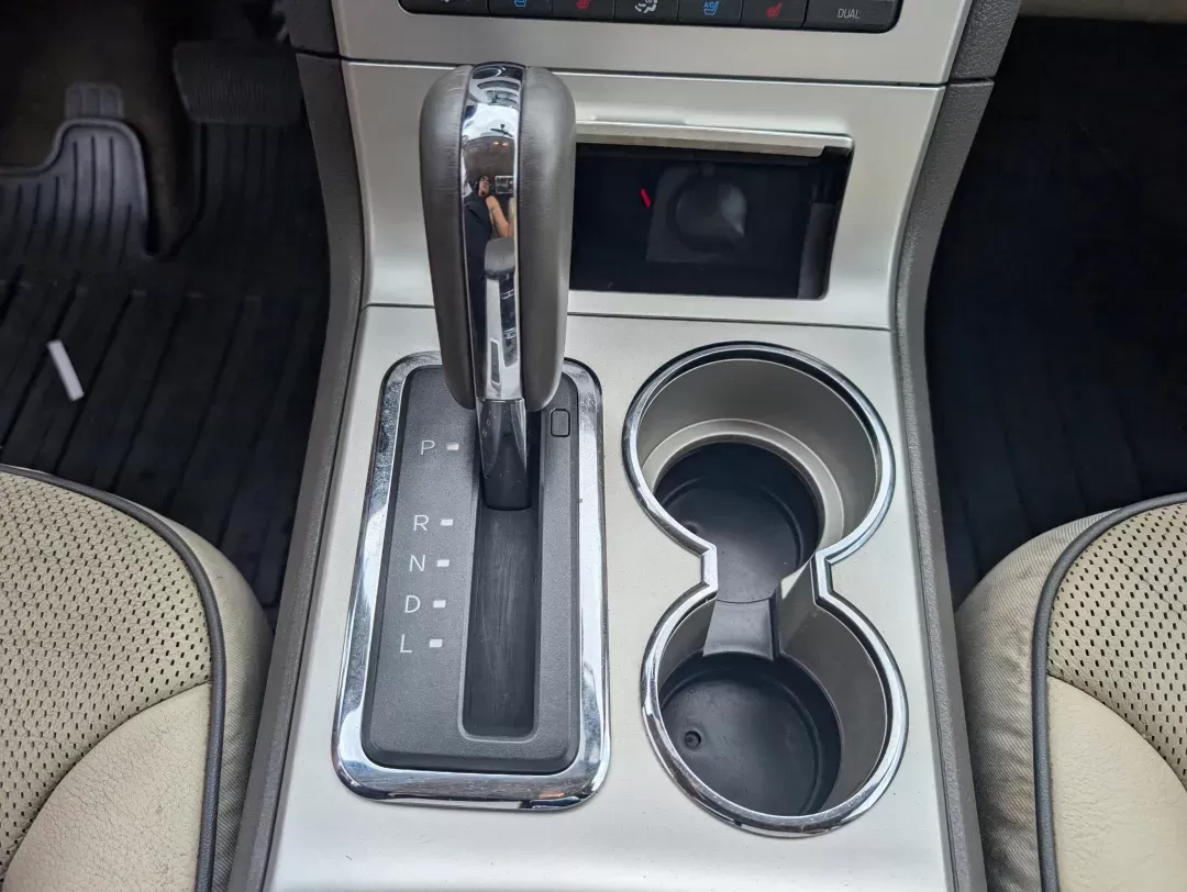 2010 Lincoln MKX (2LMDJ6JC4AB) with an Gas V6 3.5L/213 engine, 6-Speed w/OD Automatic transmission, located at 521 Old Farm Lane Rd, Prattville, AL, 36066, (334) 325-1505, 32.482460, -86.416367 - 2010 Lincoln MKX - Photo#12