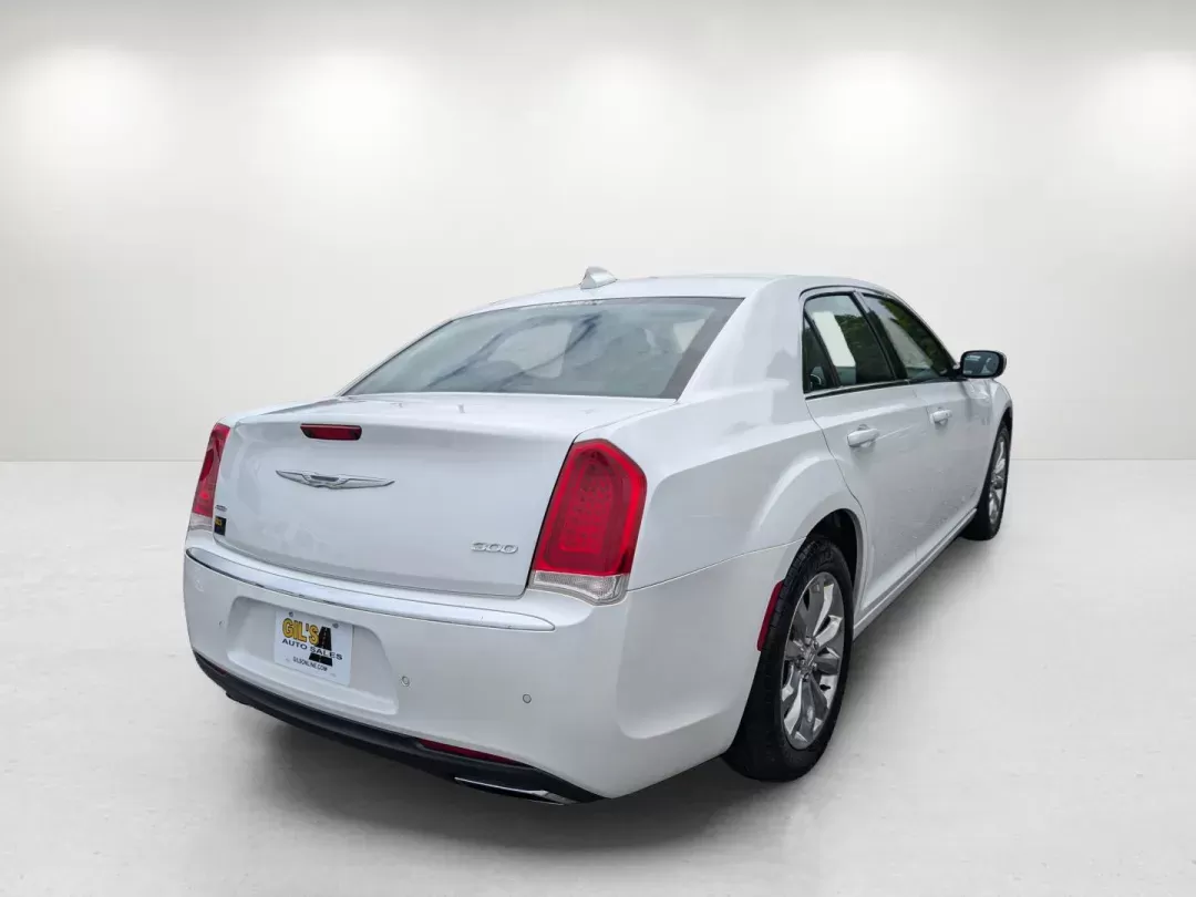2015 /Black Chrysler 300 Limited (2C3CCARG9FH) with an Regular Unleaded V-6 3.6 L/220 engine, 8-Speed Automatic w/OD transmission, located at 3959 U.S. 80 W, Phenix City, AL, 36870, (334) 297-4885, 32.469296, -85.135185 - 2015 Chrysler 300 Limited - Photo#4