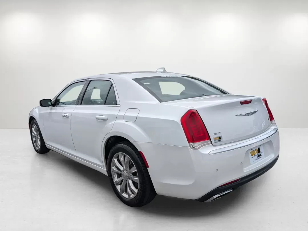 2015 /Black Chrysler 300 Limited (2C3CCARG9FH) with an Regular Unleaded V-6 3.6 L/220 engine, 8-Speed Automatic w/OD transmission, located at 3959 U.S. 80 W, Phenix City, AL, 36870, (334) 297-4885, 32.469296, -85.135185 - 2015 Chrysler 300 Limited - Photo#6
