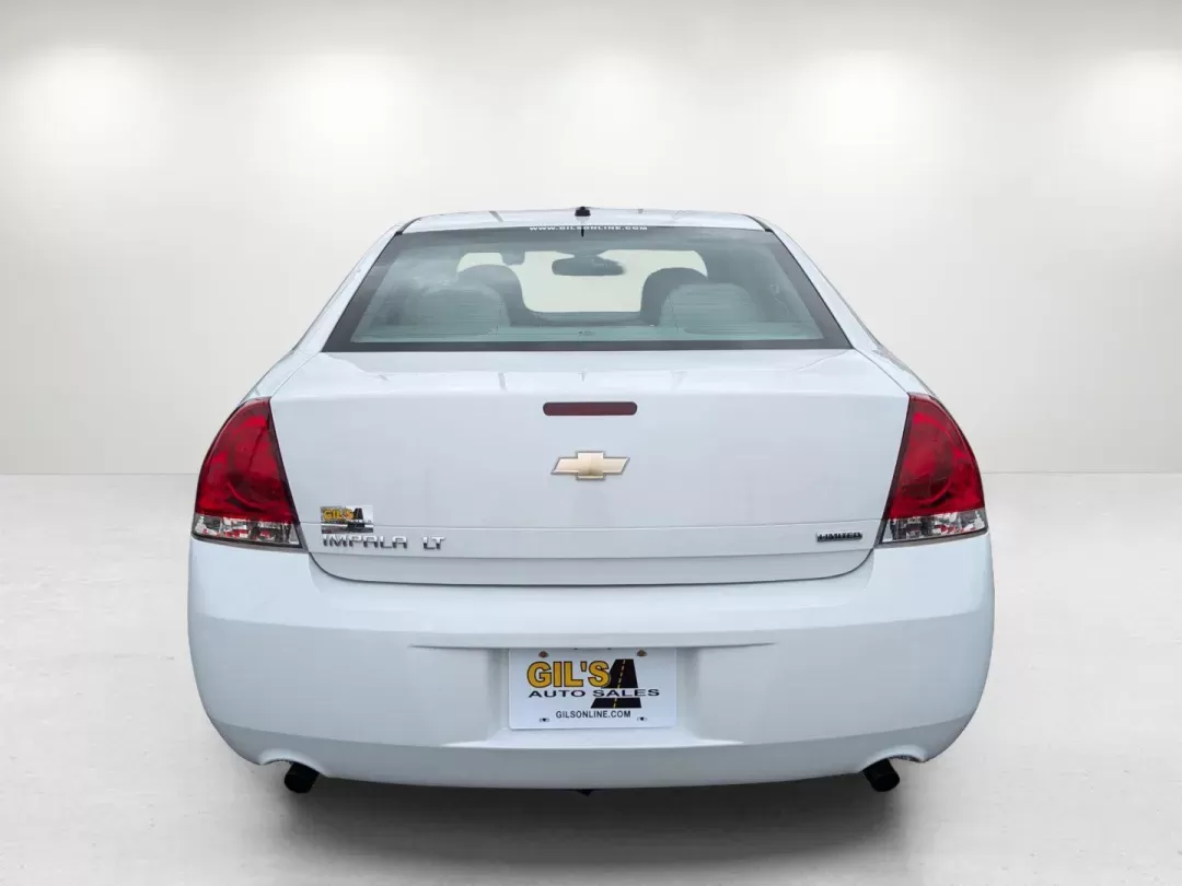 2014 /Gray Chevrolet Impala Limited LT (2G1WB5E32E1) with an Gas V6 3.6L/217 engine, 6-Speed Automatic transmission, located at 3959 U.S. 80 W, Phenix City, AL, 36870, (334) 297-4885, 32.469296, -85.135185 - 2014 Chevrolet Impala Limited LT - Photo#5