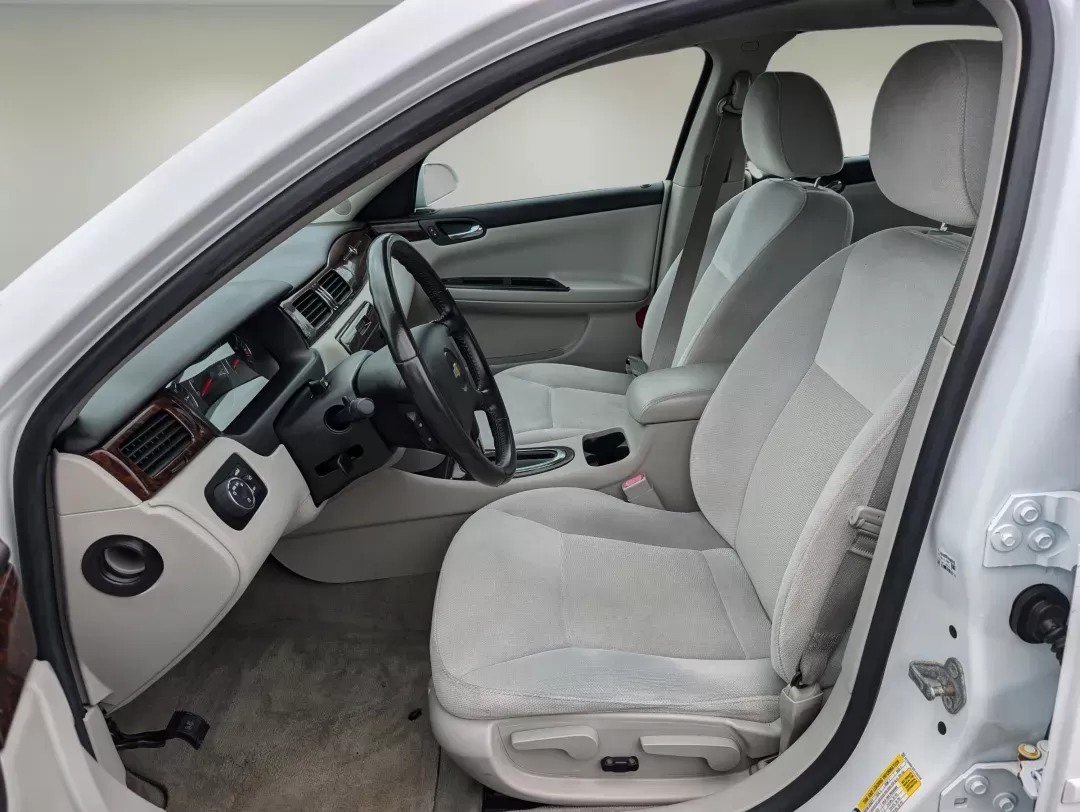 2014 /Gray Chevrolet Impala Limited LT (2G1WB5E32E1) with an Gas V6 3.6L/217 engine, 6-Speed Automatic transmission, located at 3959 U.S. 80 W, Phenix City, AL, 36870, (334) 297-4885, 32.469296, -85.135185 - 2014 Chevrolet Impala Limited LT - Photo#9