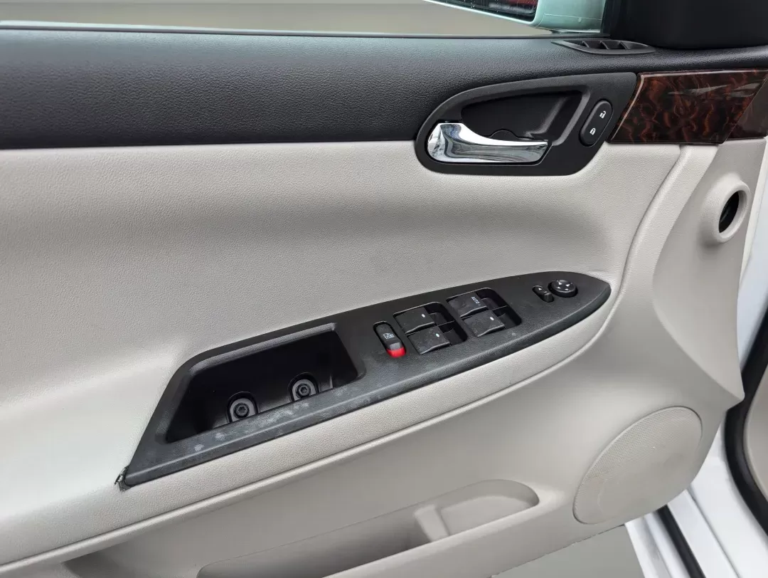 2014 /Gray Chevrolet Impala Limited LT (2G1WB5E32E1) with an Gas V6 3.6L/217 engine, 6-Speed Automatic transmission, located at 521 Old Farm Lane Rd, Prattville, AL, 36066, (334) 325-1505, 32.482460, -86.416367 - 2014 Chevrolet Impala Limited LT - Photo#8