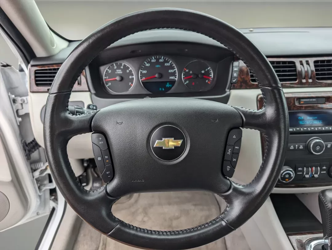 2014 /Gray Chevrolet Impala Limited LT (2G1WB5E32E1) with an Gas V6 3.6L/217 engine, 6-Speed Automatic transmission, located at 521 Old Farm Lane Rd, Prattville, AL, 36066, (334) 325-1505, 32.482460, -86.416367 - 2014 Chevrolet Impala Limited LT - Photo#15