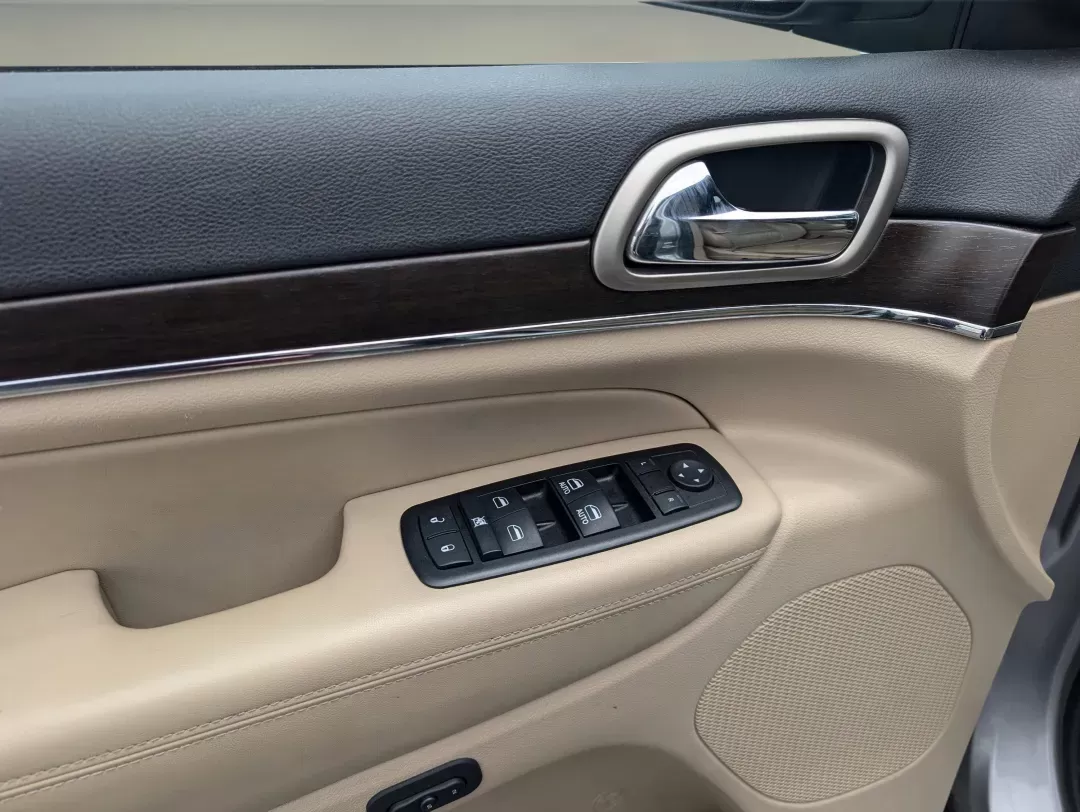2014 /Black/Lt Frost Beige Jeep Grand Cherokee Limited (1C4RJEBG4EC) with an Regular Unleaded V-6 3.6 L/220 engine, 8-Speed Automatic w/OD transmission, located at 804 22nd Ave, Phenix City, AL, 36870, (334) 297-1860, 32.484749, -85.024475 - 2014 Jeep Grand Cherokee Limited - Photo#8