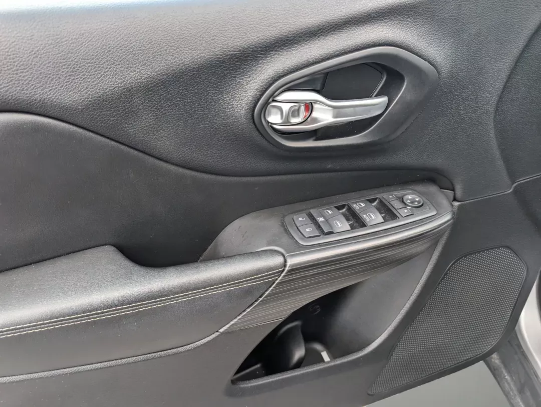 2015 /Black Jeep Cherokee Limited (1C4PJLDS8FW) with an Regular Unleaded V-6 3.2 L/198 engine, 9-Speed Automatic w/OD transmission, located at 3959 U.S. 80 W, Phenix City, AL, 36870, (334) 297-4885, 32.469296, -85.135185 - 2015 Jeep Cherokee Limited - Photo#7