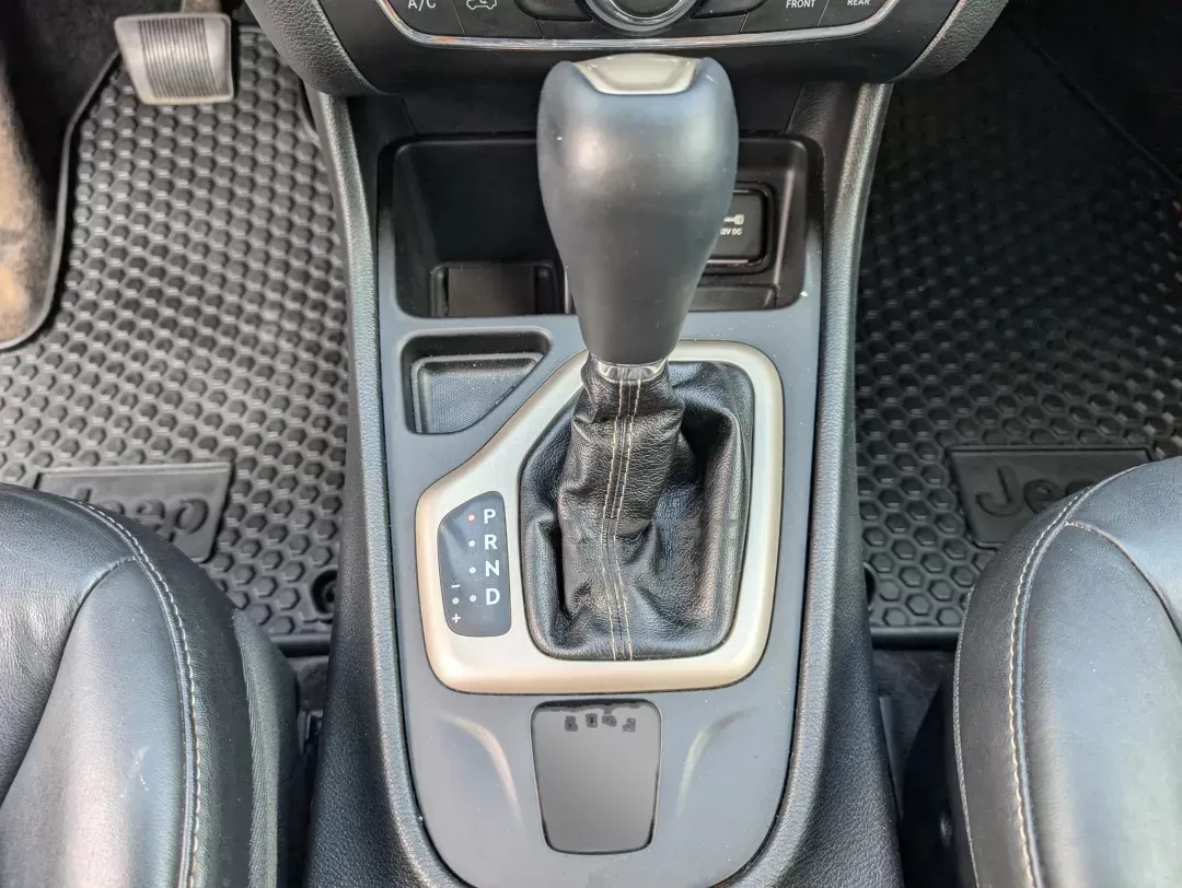 2015 /Black Jeep Cherokee Limited (1C4PJLDS8FW) with an Regular Unleaded V-6 3.2 L/198 engine, 9-Speed Automatic w/OD transmission, located at 3959 U.S. 80 W, Phenix City, AL, 36870, (334) 297-4885, 32.469296, -85.135185 - 2015 Jeep Cherokee Limited - Photo#12