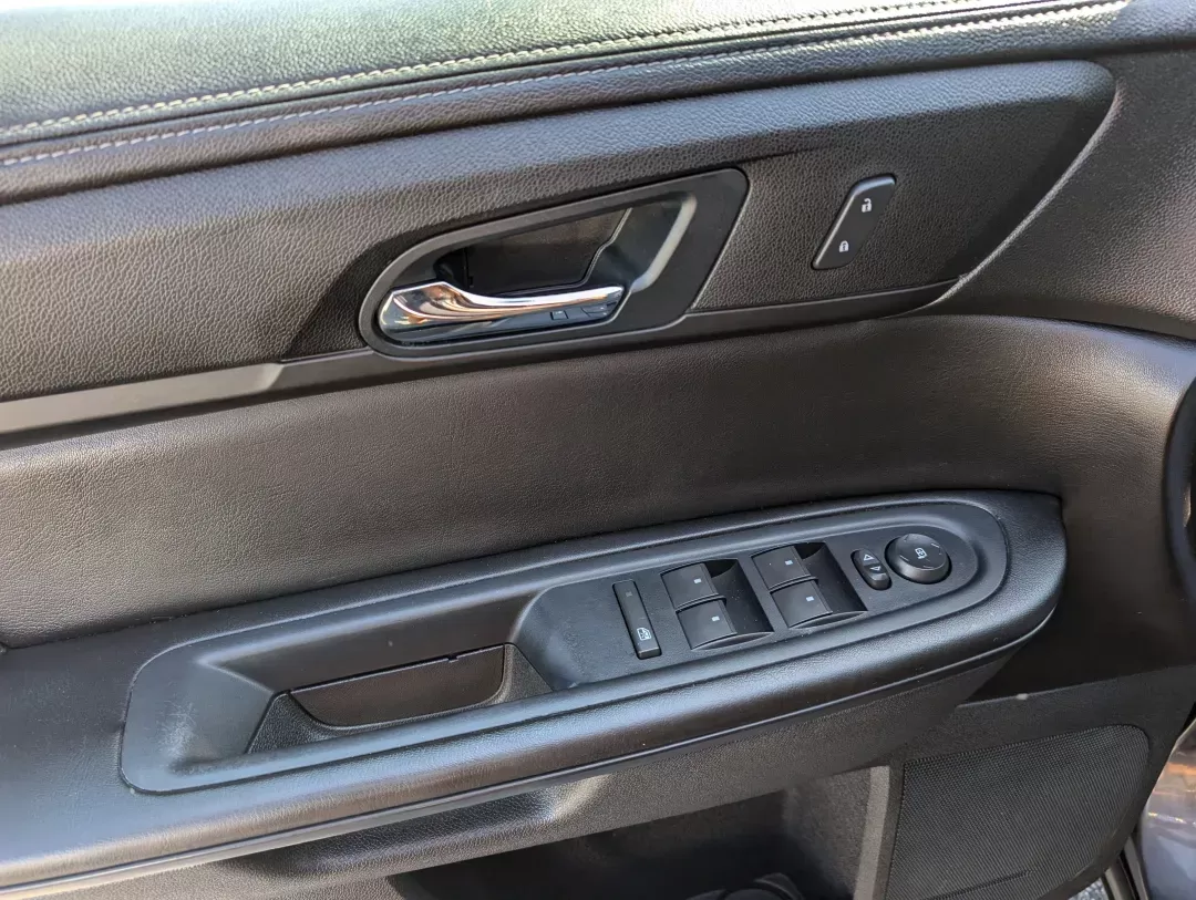 2015 /Ebony GMC Acadia SLE (1GKKRPKD9FJ) with an Gas V6 3.6L/220 engine, 6-Speed Automatic transmission, located at 3959 U.S. 80 W, Phenix City, AL, 36870, (334) 297-4885, 32.469296, -85.135185 - 2015 GMC Acadia SLE - Photo#8