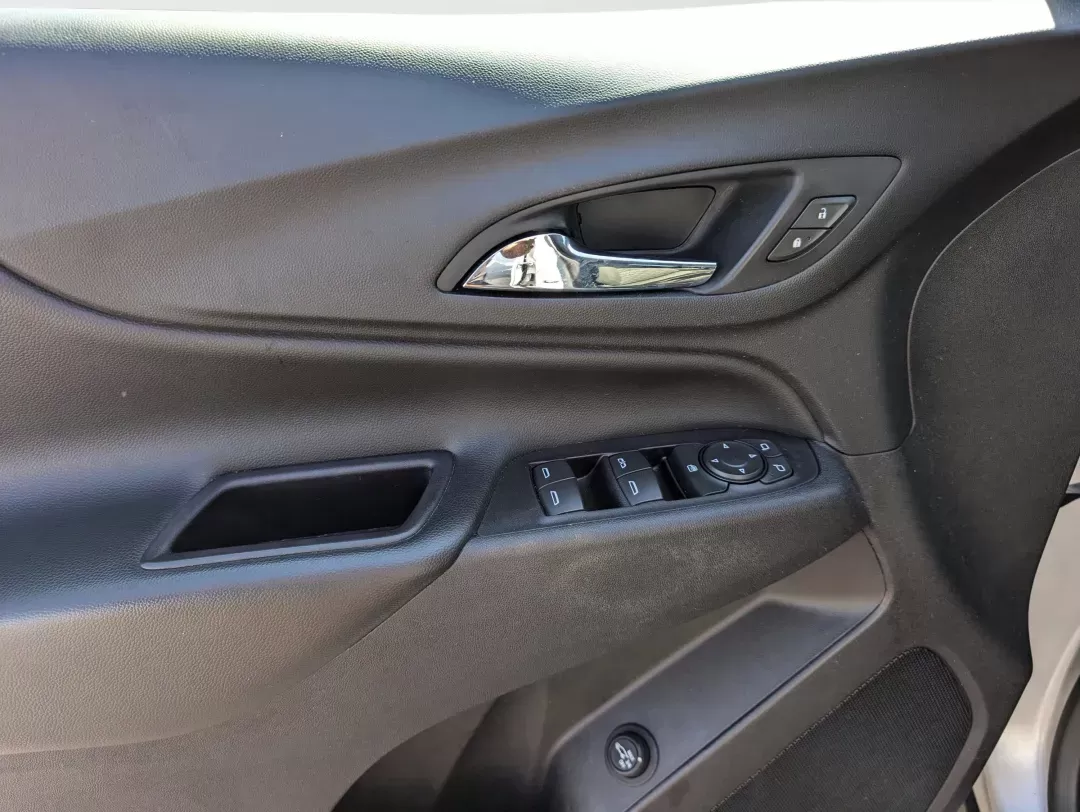 2020 Chevrolet Equinox LT (2GNAXTEV4L6) with an Turbocharged Gas I4 1.5L/92 engine, 6-Speed Automatic transmission, located at 3959 U.S. 80 W, Phenix City, AL, 36870, (334) 297-4885, 32.469296, -85.135185 - 2020 Chevrolet Equinox LT - Photo#9