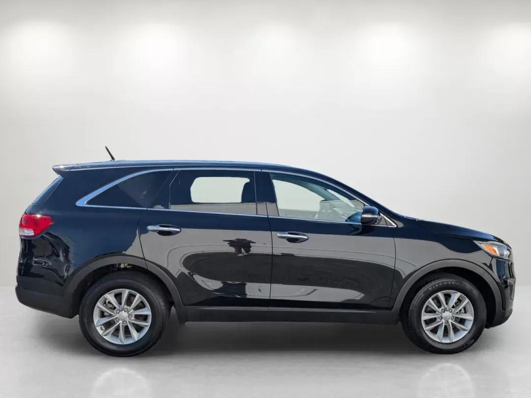 2018 /Satin Black Kia Sorento L (5XYPG4A38JG) with an Regular Unleaded I-4 2.4 L/144 engine, 6-Speed Automatic w/OD transmission, located at 1430 Gateway Drive, Opelika, AL, 36801, (334) 239-0944, 32.637871, -85.409790 - 2018 Kia Sorento L - Photo#3