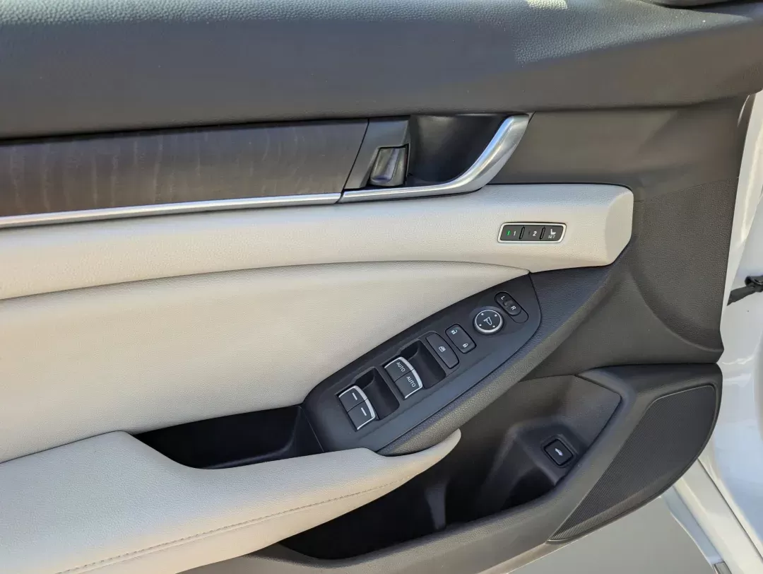 2021 Honda Accord Hybrid EX-L (1HGCV3F50MA) with an Gas/Electric I-4 2.0 L/122 engine, 1-Speed CVT w/OD transmission, located at 3959 U.S. 80 W, Phenix City, AL, 36870, (334) 297-4885, 32.469296, -85.135185 - 2021 Honda Accord Hybrid EX-L - Photo#9
