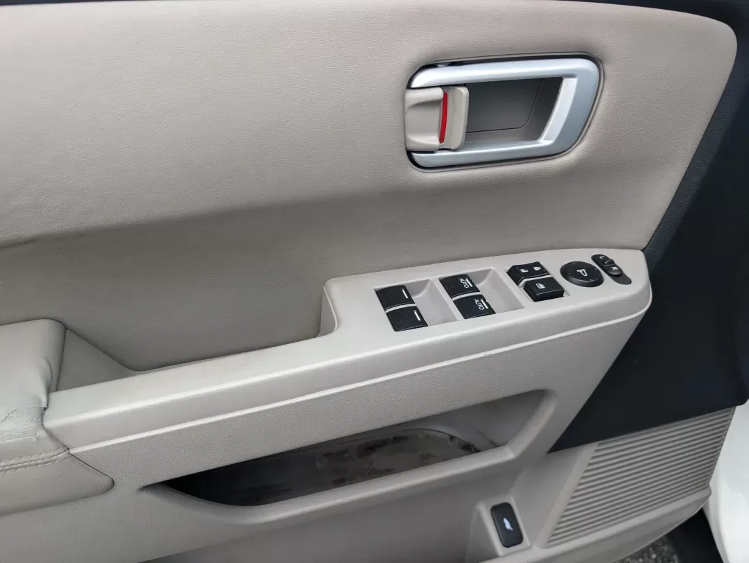 2015 Honda Pilot EX-L (5FNYF3H6XFB) with an Regular Unleaded V-6 3.5 L/212 engine, 5-Speed Automatic w/OD transmission, located at 3959 U.S. 80 W, Phenix City, AL, 36870, (334) 297-4885, 32.469296, -85.135185 - 2015 Honda Pilot EX-L - Photo#8
