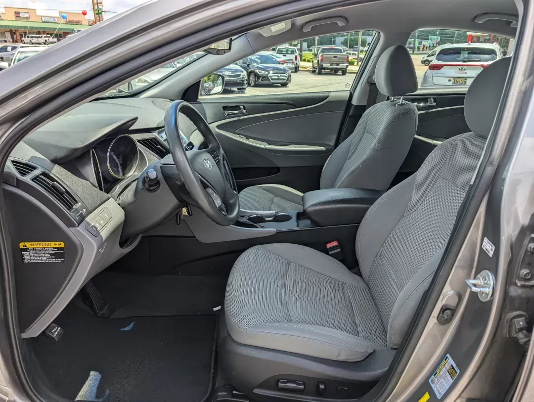 2012 /Gray Hyundai Sonata GLS PZEV (5NPEB4AC0CH) with an Gas I4 2.4L/144 engine, 6-Speed Automatic w/manual shift transmission, located at 3959 U.S. 80 W, Phenix City, AL, 36870, (334) 297-4885, 32.469296, -85.135185 - 2012 Hyundai Sonata GLS PZEV - Photo#9