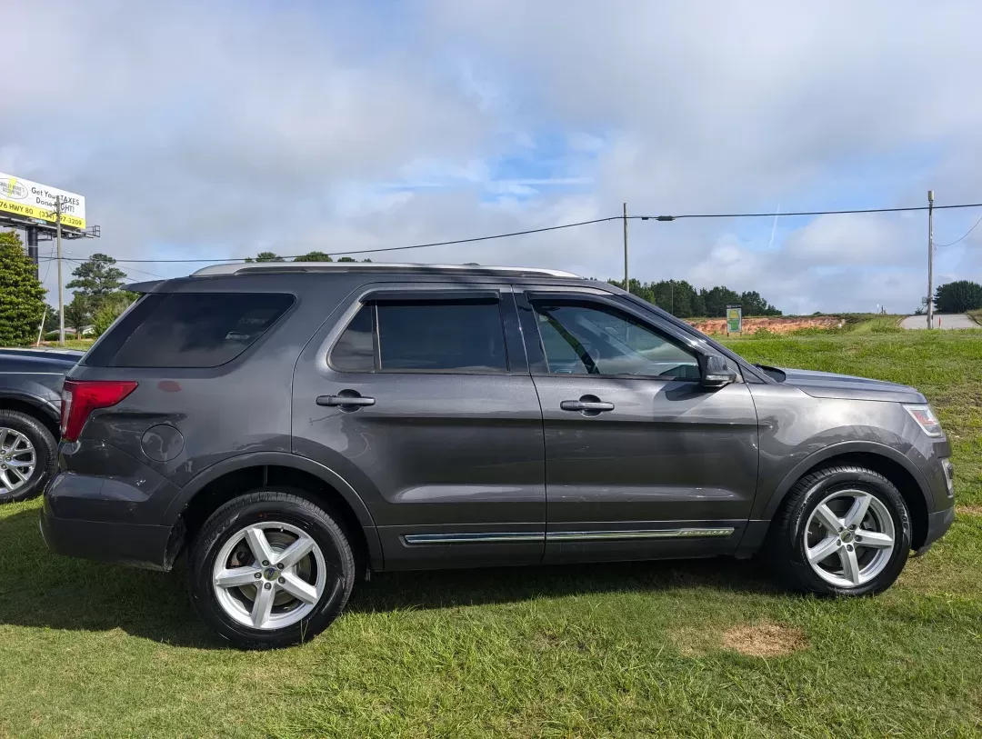 2017 Ford Explorer XLT (1FM5K8D83HG) with an Regular Unleaded V-6 3.5 L/213 engine, 6-Speed Automatic w/OD transmission, located at 3959 U.S. 80 W, Phenix City, AL, 36870, (334) 297-4885, 32.469296, -85.135185 - 2017 Ford Explorer XLT - Photo#3