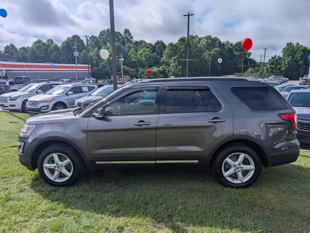 2017 Ford Explorer XLT (1FM5K8D83HG) with an Regular Unleaded V-6 3.5 L/213 engine, 6-Speed Automatic w/OD transmission, located at 3959 U.S. 80 W, Phenix City, AL, 36870, (334) 297-4885, 32.469296, -85.135185 - 2017 Ford Explorer XLT - Photo#7