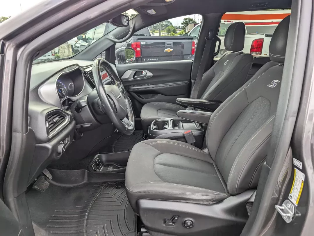 2019 /Black/Black/Black Chrysler Pacifica Touring Plus (2C4RC1FG7KR) with an Regular Unleaded V-6 3.6 L/220 engine, 9-Speed Automatic w/OD transmission, located at 3959 U.S. 80 W, Phenix City, AL, 36870, (334) 297-4885, 32.469296, -85.135185 - 2019 Chrysler Pacifica Touring Plus - Photo#9