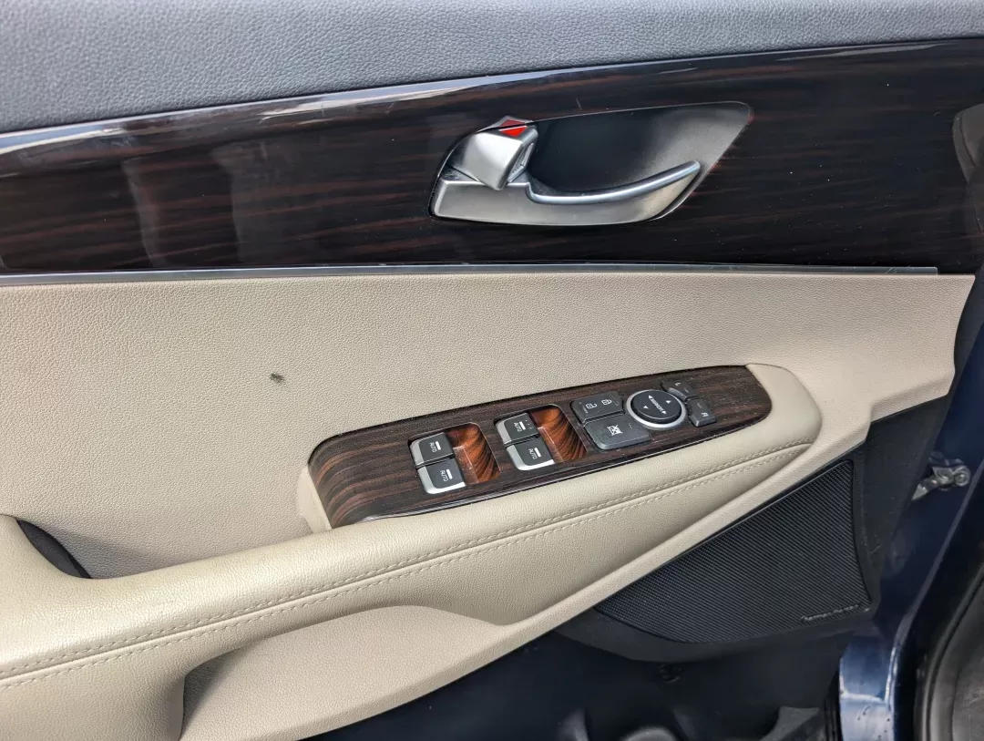 2019 /Stone Beige Kia Sorento EX V6 (5XYPH4A54KG) with an Regular Unleaded V-6 3.3 L/204 engine, 8-Speed Automatic w/OD transmission, located at 3959 U.S. 80 W, Phenix City, AL, 36870, (334) 297-4885, 32.469296, -85.135185 - 2019 Kia Sorento EX V6 - Photo#8
