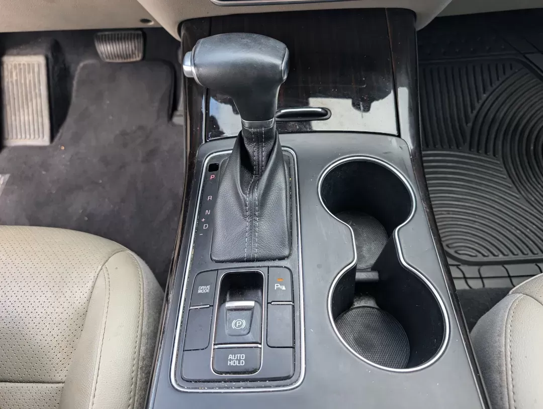 2019 /Stone Beige Kia Sorento EX V6 (5XYPH4A54KG) with an Regular Unleaded V-6 3.3 L/204 engine, 8-Speed Automatic w/OD transmission, located at 3959 U.S. 80 W, Phenix City, AL, 36870, (334) 297-4885, 32.469296, -85.135185 - 2019 Kia Sorento EX V6 - Photo#14