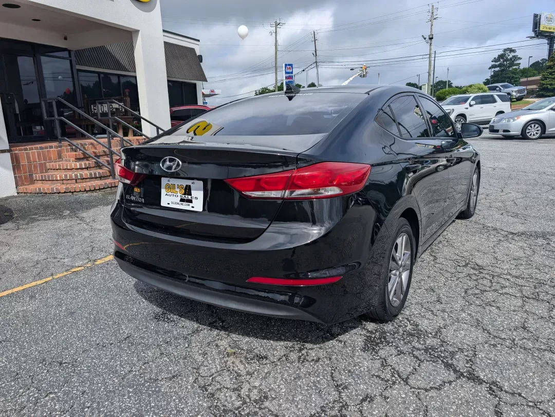 2017 /Gray Hyundai Elantra SE (5NPD84LF9HH) with an Regular Unleaded I-4 2.0 L/122 engine, located at 3959 U.S. 80 W, Phenix City, AL, 36870, (334) 297-4885, 32.469296, -85.135185 - 2017 Hyundai Elantra SE - Photo#4