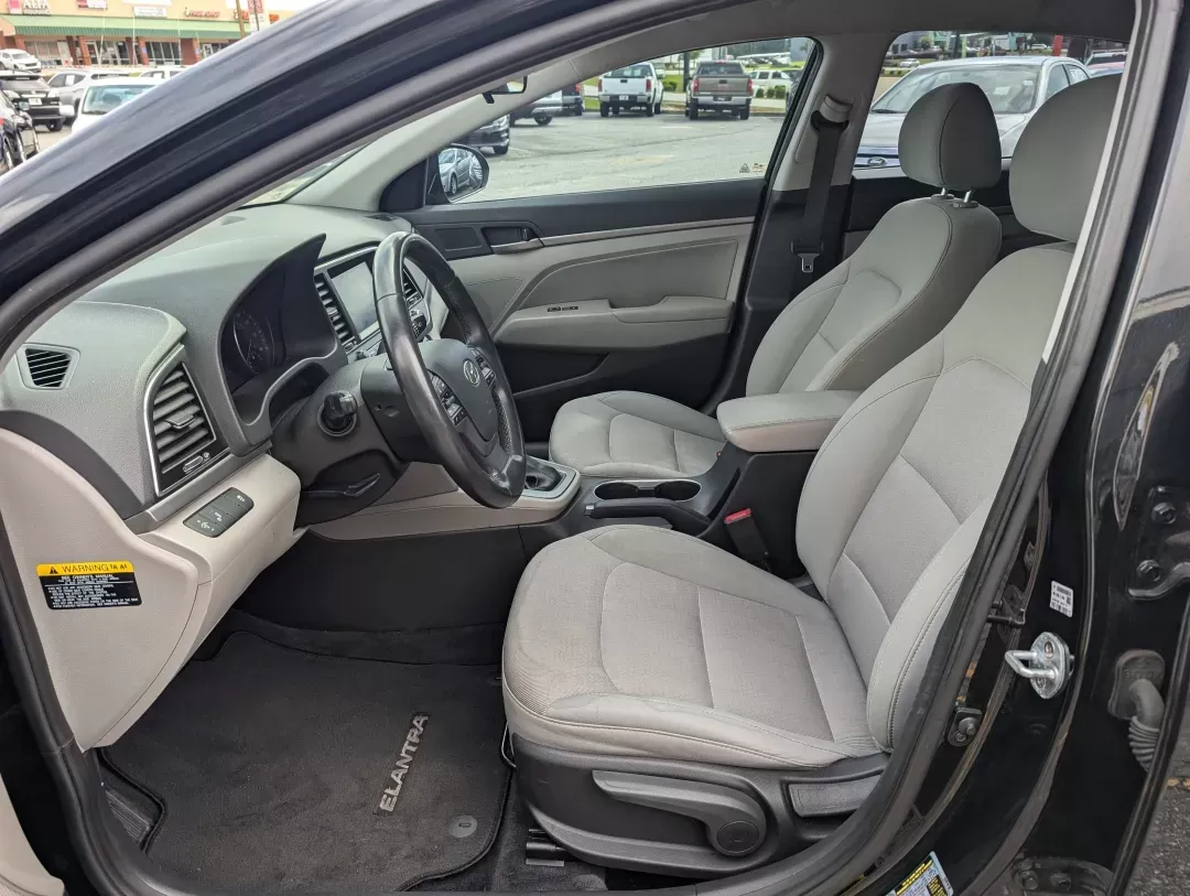 2017 /Gray Hyundai Elantra SE (5NPD84LF9HH) with an Regular Unleaded I-4 2.0 L/122 engine, located at 3959 U.S. 80 W, Phenix City, AL, 36870, (334) 297-4885, 32.469296, -85.135185 - 2017 Hyundai Elantra SE - Photo#9