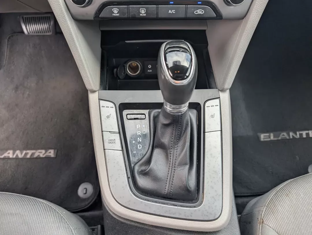 2017 /Gray Hyundai Elantra SE (5NPD84LF9HH) with an Regular Unleaded I-4 2.0 L/122 engine, located at 3959 U.S. 80 W, Phenix City, AL, 36870, (334) 297-4885, 32.469296, -85.135185 - 2017 Hyundai Elantra SE - Photo#13