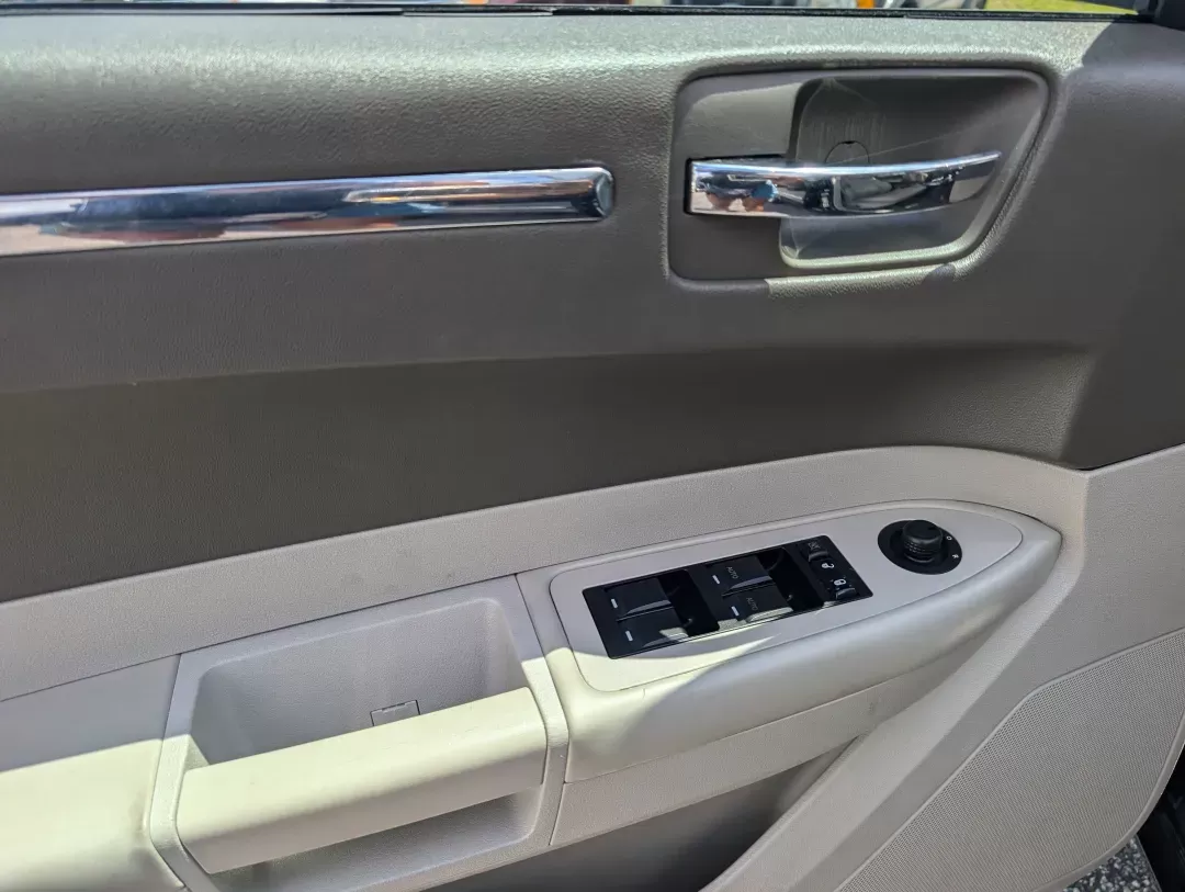 2010 /Dark Khaki/Light Gray Stone Chrysler 300 Touring Signature (2C3CA5CV9AH) with an Gas V6 3.5L/215 engine, 4-Speed Automatic transmission, located at 3959 U.S. 80 W, Phenix City, AL, 36870, (334) 297-4885, 32.469296, -85.135185 - 2010 Chrysler 300 Touring Signature - Photo#8