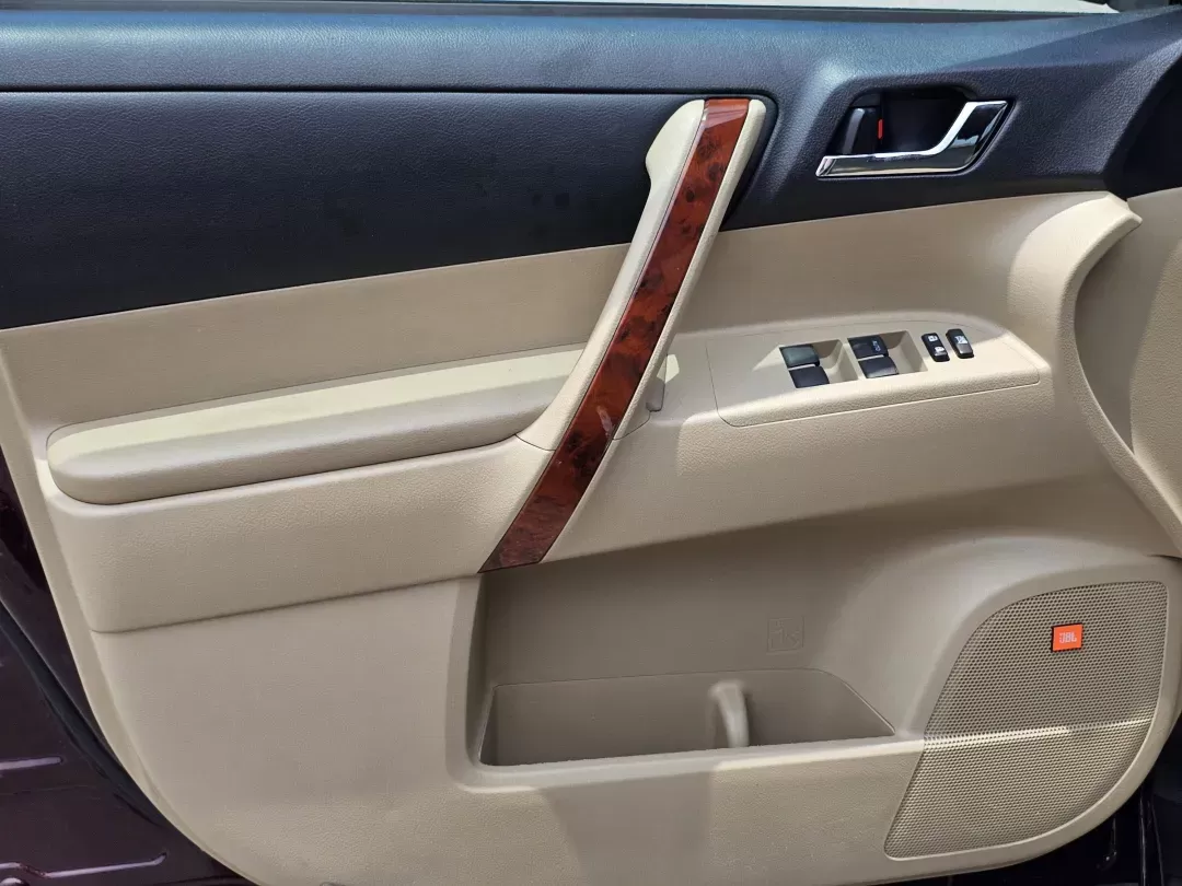 2012 Toyota Highlander Limited (5TDDK3EH2CS) with an Other engine, located at 521 Old Farm Lane Rd, Prattville, AL, 36066, (334) 325-1505, 32.482460, -86.416367 - **Discover Your Next Adventure with the 2012 Toyota Highlander at Gils Auto in Prattville, AL!**<br /> <br /> Are you in search of a versatile SUV that can accommodate your family's needs while offering comfort and style for everyday adventures? Look no further than the 2012 Toyota Highlander Limite - Photo#8