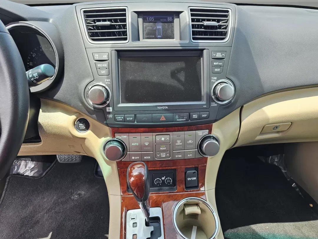 2012 Toyota Highlander Limited (5TDDK3EH2CS) with an Other engine, located at 521 Old Farm Lane Rd, Prattville, AL, 36066, (334) 325-1505, 32.482460, -86.416367 - **Discover Your Next Adventure with the 2012 Toyota Highlander at Gils Auto in Prattville, AL!**<br /> <br /> Are you in search of a versatile SUV that can accommodate your family's needs while offering comfort and style for everyday adventures? Look no further than the 2012 Toyota Highlander Limite - Photo#11