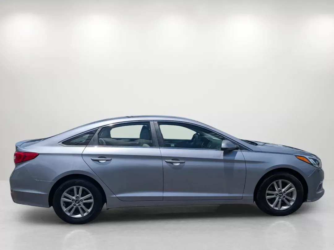 2015 /Gray Hyundai Sonata 2.4L SE (5NPE24AF5FH) with an Regular Unleaded I-4 2.4 L/144 engine, 6-Speed Automatic w/OD transmission, located at 3959 U.S. 80 W, Phenix City, AL, 36870, (334) 297-4885, 32.469296, -85.135185 - 2015 Hyundai Sonata 2.4L SE - Photo#3
