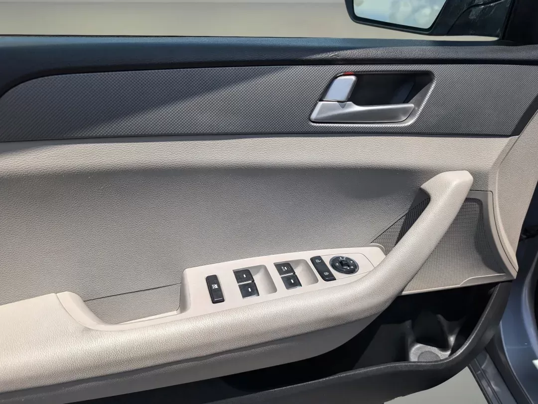 2015 /Gray Hyundai Sonata 2.4L SE (5NPE24AF5FH) with an Regular Unleaded I-4 2.4 L/144 engine, 6-Speed Automatic w/OD transmission, located at 3959 U.S. 80 W, Phenix City, AL, 36870, (334) 297-4885, 32.469296, -85.135185 - 2015 Hyundai Sonata 2.4L SE - Photo#8