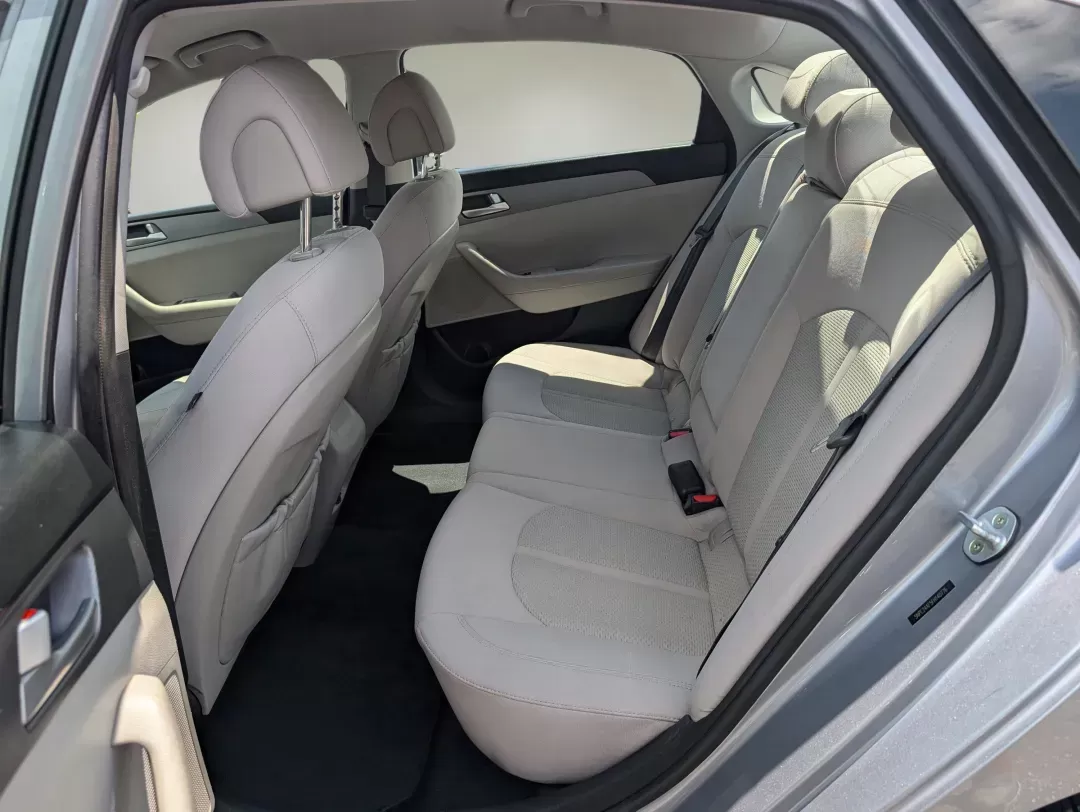 2015 /Gray Hyundai Sonata 2.4L SE (5NPE24AF5FH) with an Regular Unleaded I-4 2.4 L/144 engine, 6-Speed Automatic w/OD transmission, located at 3959 U.S. 80 W, Phenix City, AL, 36870, (334) 297-4885, 32.469296, -85.135185 - 2015 Hyundai Sonata 2.4L SE - Photo#10