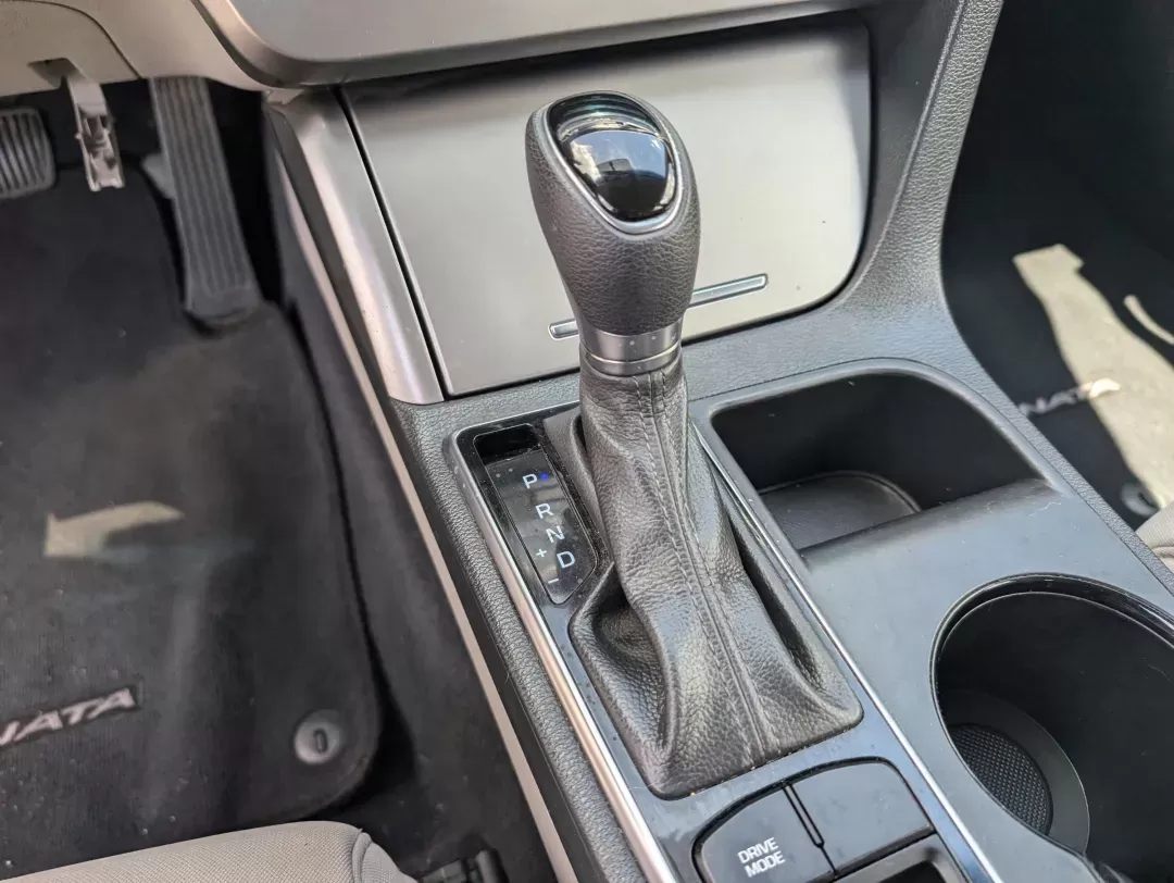 2015 /Gray Hyundai Sonata 2.4L SE (5NPE24AF5FH) with an Regular Unleaded I-4 2.4 L/144 engine, 6-Speed Automatic w/OD transmission, located at 3959 U.S. 80 W, Phenix City, AL, 36870, (334) 297-4885, 32.469296, -85.135185 - 2015 Hyundai Sonata 2.4L SE - Photo#13