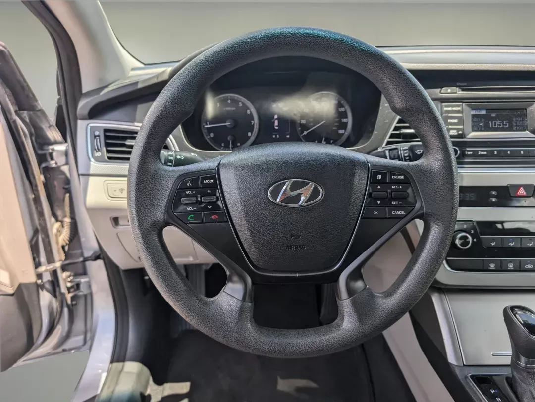 2015 /Gray Hyundai Sonata 2.4L SE (5NPE24AF5FH) with an Regular Unleaded I-4 2.4 L/144 engine, 6-Speed Automatic w/OD transmission, located at 3959 U.S. 80 W, Phenix City, AL, 36870, (334) 297-4885, 32.469296, -85.135185 - 2015 Hyundai Sonata 2.4L SE - Photo#15