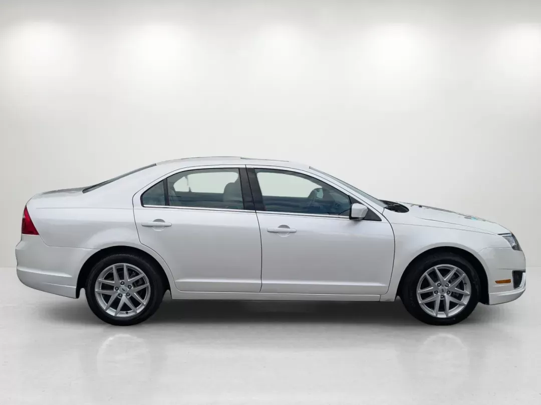 2012 Ford Fusion SEL (3FAHP0JG8CR) with an Other engine, located at 1430 Gateway Drive, Opelika, AL, 36801, (334) 239-0944, 32.637871, -85.409790 - **Discover Your Perfect Ride: 2012 Ford Fusion SEL at Gils Auto in Opelika, AL**<br /> <br /> Are you searching for a reliable sedan that effortlessly combines comfort, style, and practicality? Look no further than this 2012 Ford Fusion SEL, available now at Gils Auto, your trusted Buy Here Pay Here - Photo#3