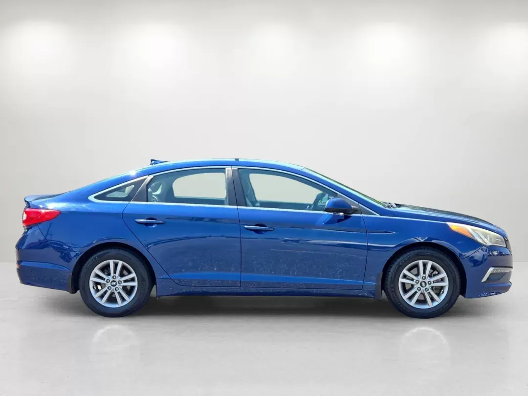 2015 /Gray Hyundai Sonata 2.4L SE (5NPE24AF7FH) with an Other engine, located at 1430 Gateway Drive, Opelika, AL, 36801, (334) 239-0944, 32.637871, -85.409790 - **Experience Comfort and Style with the 2015 Hyundai Sonata SE at Gils Auto in Opelika!**<br /> <br /> Are you ready to elevate your daily commute or weekend adventures? The 2015 Hyundai Sonata SE is the perfect blend of comfort, style, and efficiency, making it an ideal choice for budget-conscious - Photo#3