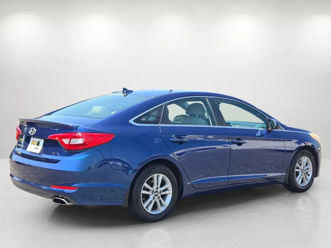 2015 /Gray Hyundai Sonata 2.4L SE (5NPE24AF7FH) with an Other engine, located at 1430 Gateway Drive, Opelika, AL, 36801, (334) 239-0944, 32.637871, -85.409790 - **Experience Comfort and Style with the 2015 Hyundai Sonata SE at Gils Auto in Opelika!**<br /> <br /> Are you ready to elevate your daily commute or weekend adventures? The 2015 Hyundai Sonata SE is the perfect blend of comfort, style, and efficiency, making it an ideal choice for budget-conscious - Photo#4