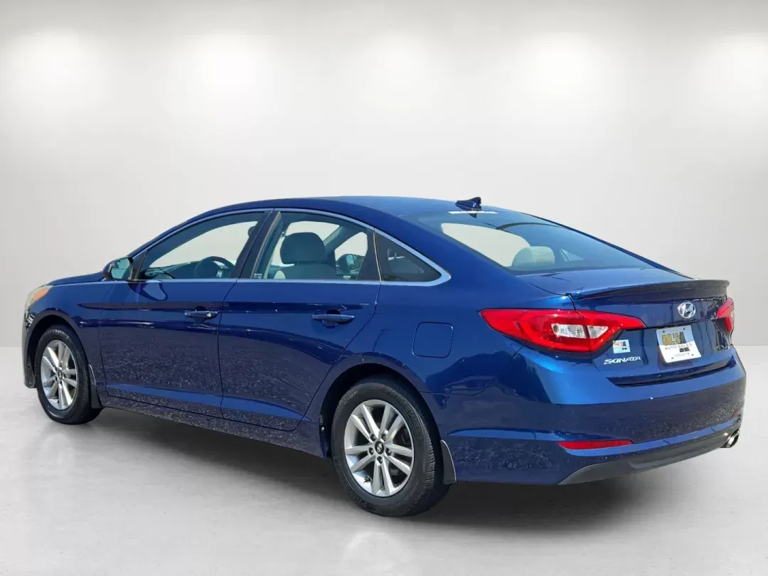 2015 /Gray Hyundai Sonata 2.4L SE (5NPE24AF7FH) with an Other engine, located at 1430 Gateway Drive, Opelika, AL, 36801, (334) 239-0944, 32.637871, -85.409790 - **Experience Comfort and Style with the 2015 Hyundai Sonata SE at Gils Auto in Opelika!**<br /> <br /> Are you ready to elevate your daily commute or weekend adventures? The 2015 Hyundai Sonata SE is the perfect blend of comfort, style, and efficiency, making it an ideal choice for budget-conscious - Photo#6