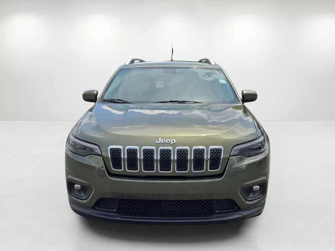 2019 /Lt Frost Beige/Black Jeep Cherokee Latitude (1C4PJLCB1KD) with an Other engine, located at 1430 Gateway Drive, Opelika, AL, 36801, (334) 239-0944, 32.637871, -85.409790 - **Discover Adventure with the 2019 Jeep Cherokee Latitude at Gils Auto!**<br /> <br /> Are you ready to elevate your driving experience? Whether you're embarking on family road trips, commuting to work, or enjoying weekend getaways, the 2019 Jeep Cherokee Latitude offers the versatility and comfort - Photo#1