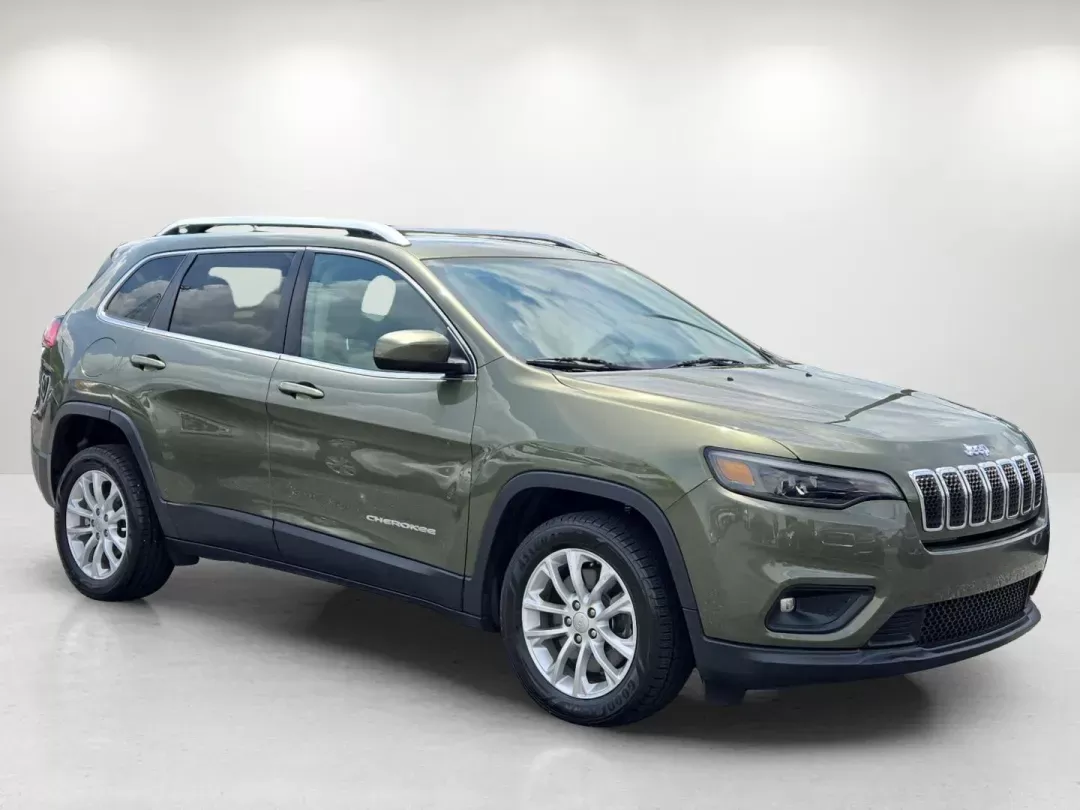 2019 /Lt Frost Beige/Black Jeep Cherokee Latitude (1C4PJLCB1KD) with an Other engine, located at 1430 Gateway Drive, Opelika, AL, 36801, (334) 239-0944, 32.637871, -85.409790 - **Discover Adventure with the 2019 Jeep Cherokee Latitude at Gils Auto!**<br /> <br /> Are you ready to elevate your driving experience? Whether you're embarking on family road trips, commuting to work, or enjoying weekend getaways, the 2019 Jeep Cherokee Latitude offers the versatility and comfort - Photo#2