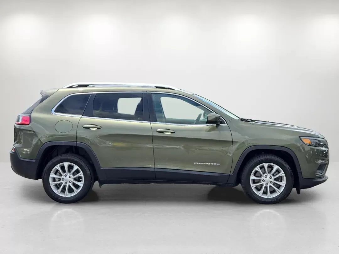 2019 /Lt Frost Beige/Black Jeep Cherokee Latitude (1C4PJLCB1KD) with an Other engine, located at 1430 Gateway Drive, Opelika, AL, 36801, (334) 239-0944, 32.637871, -85.409790 - **Discover Adventure with the 2019 Jeep Cherokee Latitude at Gils Auto!**<br /> <br /> Are you ready to elevate your driving experience? Whether you're embarking on family road trips, commuting to work, or enjoying weekend getaways, the 2019 Jeep Cherokee Latitude offers the versatility and comfort - Photo#3