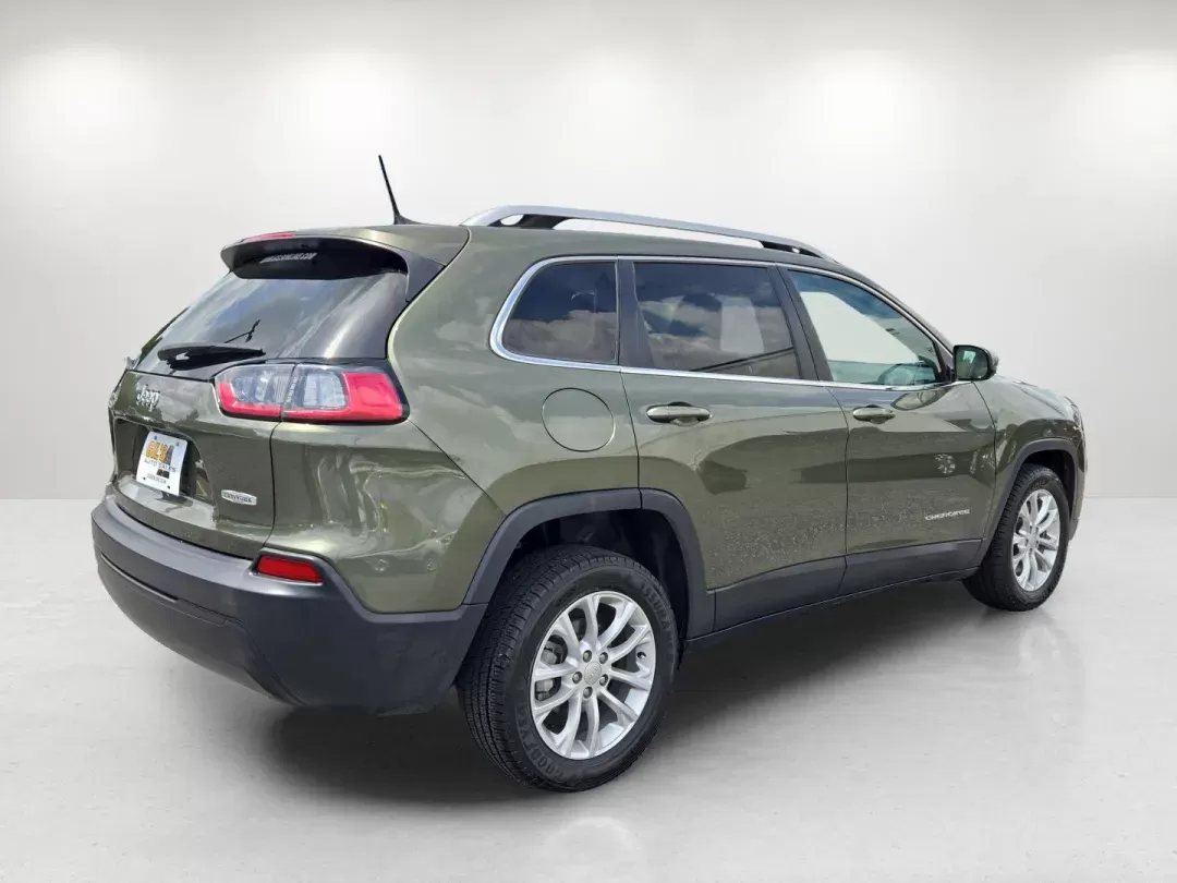 2019 /Lt Frost Beige/Black Jeep Cherokee Latitude (1C4PJLCB1KD) with an Other engine, located at 1430 Gateway Drive, Opelika, AL, 36801, (334) 239-0944, 32.637871, -85.409790 - **Discover Adventure with the 2019 Jeep Cherokee Latitude at Gils Auto!**<br /> <br /> Are you ready to elevate your driving experience? Whether you're embarking on family road trips, commuting to work, or enjoying weekend getaways, the 2019 Jeep Cherokee Latitude offers the versatility and comfort - Photo#4
