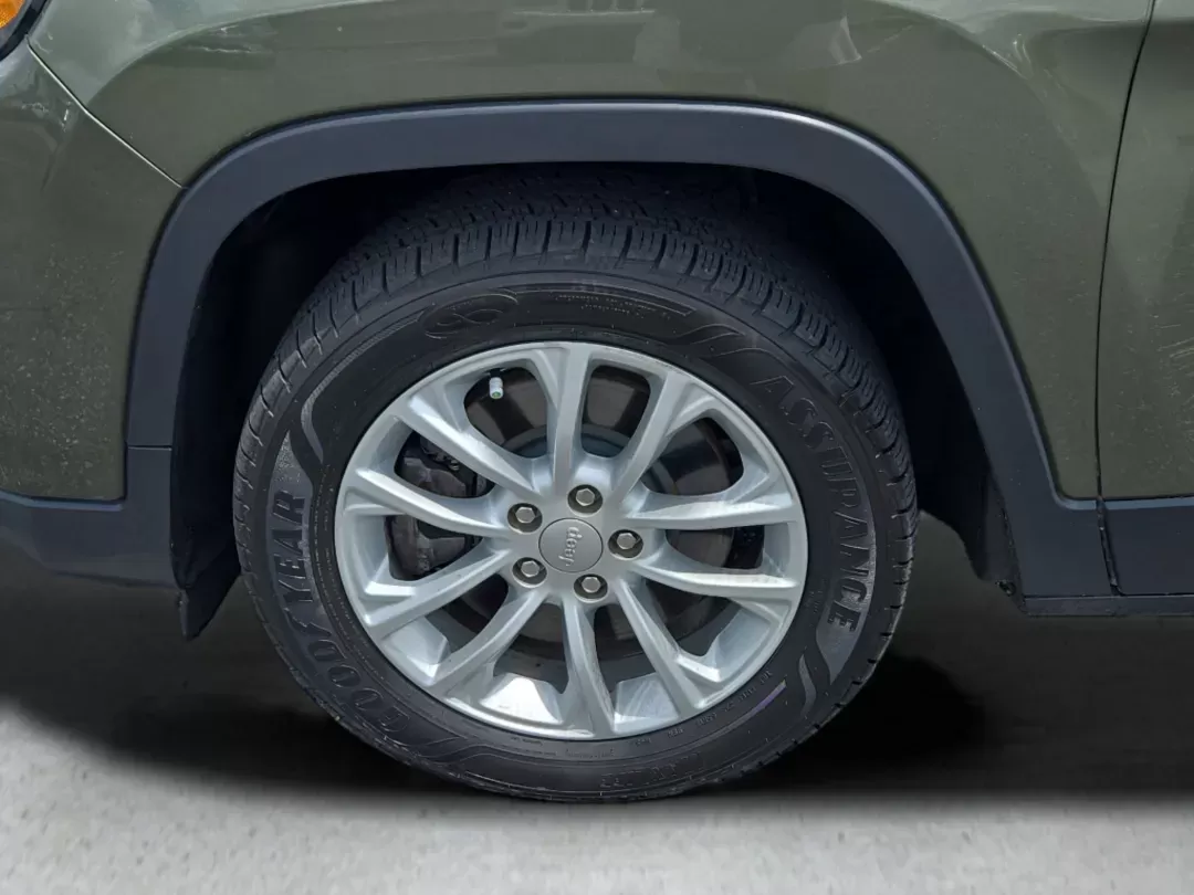 2019 /Lt Frost Beige/Black Jeep Cherokee Latitude (1C4PJLCB1KD) with an Other engine, located at 1430 Gateway Drive, Opelika, AL, 36801, (334) 239-0944, 32.637871, -85.409790 - **Discover Adventure with the 2019 Jeep Cherokee Latitude at Gils Auto!**<br /> <br /> Are you ready to elevate your driving experience? Whether you're embarking on family road trips, commuting to work, or enjoying weekend getaways, the 2019 Jeep Cherokee Latitude offers the versatility and comfort - Photo#8