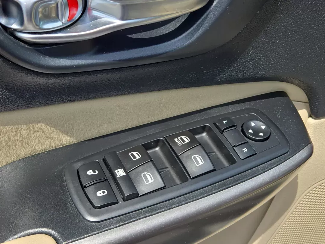 2019 /Lt Frost Beige/Black Jeep Cherokee Latitude (1C4PJLCB1KD) with an Other engine, located at 1430 Gateway Drive, Opelika, AL, 36801, (334) 239-0944, 32.637871, -85.409790 - **Discover Adventure with the 2019 Jeep Cherokee Latitude at Gils Auto!**<br /> <br /> Are you ready to elevate your driving experience? Whether you're embarking on family road trips, commuting to work, or enjoying weekend getaways, the 2019 Jeep Cherokee Latitude offers the versatility and comfort - Photo#10