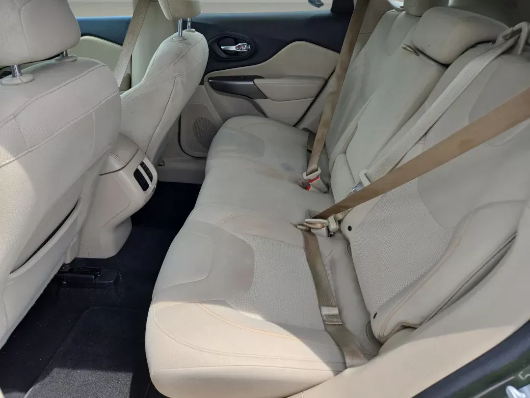 2019 /Lt Frost Beige/Black Jeep Cherokee Latitude (1C4PJLCB1KD) with an Other engine, located at 1430 Gateway Drive, Opelika, AL, 36801, (334) 239-0944, 32.637871, -85.409790 - **Discover Adventure with the 2019 Jeep Cherokee Latitude at Gils Auto!**<br /> <br /> Are you ready to elevate your driving experience? Whether you're embarking on family road trips, commuting to work, or enjoying weekend getaways, the 2019 Jeep Cherokee Latitude offers the versatility and comfort - Photo#12