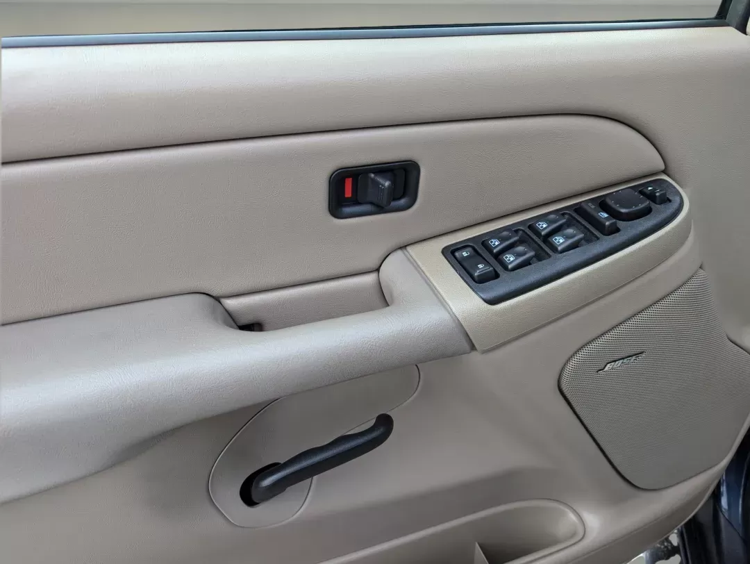 2006 /Tan/Neutral Chevrolet Avalanche LS (3GNEC12Z36G) with an Other engine, located at 7000 Northlake Connector, Columbus, GA, 31904, (706) 987-8085, 32.524975, -84.978134 - **Explore the Open Road with the 2006 Chevrolet Avalanche LS - Perfect for Adventure Lovers in Columbus!**<br /> <br /> Are you ready to embrace your next outdoor adventure or need a reliable vehicle for daily commutes? Look no further than our stunning 2006 Chevrolet Avalanche LS, now available at - Photo#8