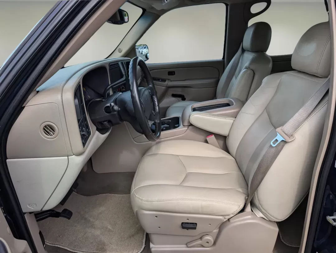 2006 /Tan/Neutral Chevrolet Avalanche LS (3GNEC12Z36G) with an Other engine, located at 7000 Northlake Connector, Columbus, GA, 31904, (706) 987-8085, 32.524975, -84.978134 - **Explore the Open Road with the 2006 Chevrolet Avalanche LS - Perfect for Adventure Lovers in Columbus!**<br /> <br /> Are you ready to embrace your next outdoor adventure or need a reliable vehicle for daily commutes? Look no further than our stunning 2006 Chevrolet Avalanche LS, now available at - Photo#9